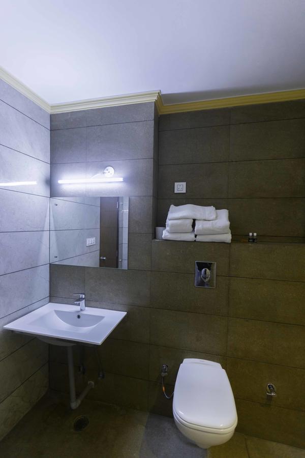 Hotel Kings Regency Drang Екстер'єр фото